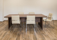 Meble gabinetowe Tirion produkcji TOBO: stół konferencyjny, krzesła biurowe