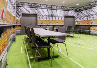 Meble do sali konferencyjnej: stoły konferencyjne w biurze klubu Jagiellonia Białystok