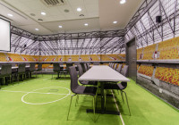 Meble do sali konferencyjnej: stoły konferencyjne w biurze klubu Jagiellonia Białystok